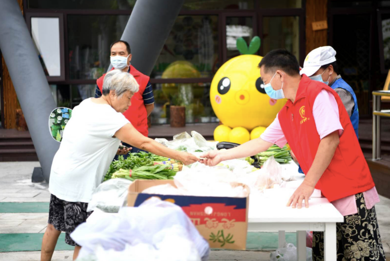 垃圾分类|东直门居民摆摊儿互换旧物，这个“跳蚤市场”真实用