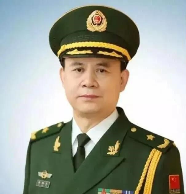 李炳天,河北沧县人,1975年入伍,曾任武警吉林边防总队和海警学院政委