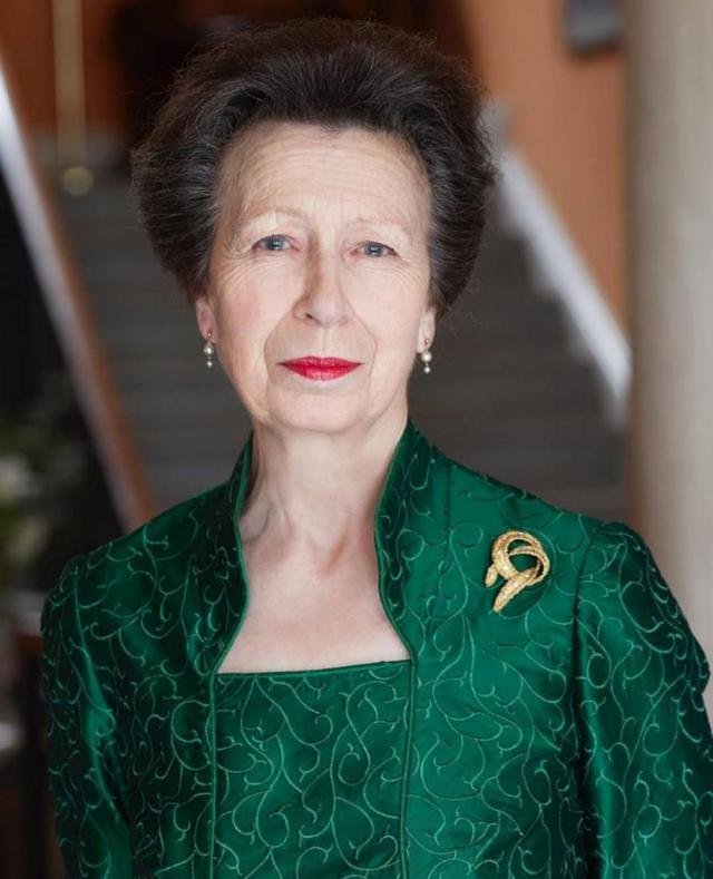 英国女王最宠爱的女儿过70大寿一件衣服穿30多年却讨厌戴安娜