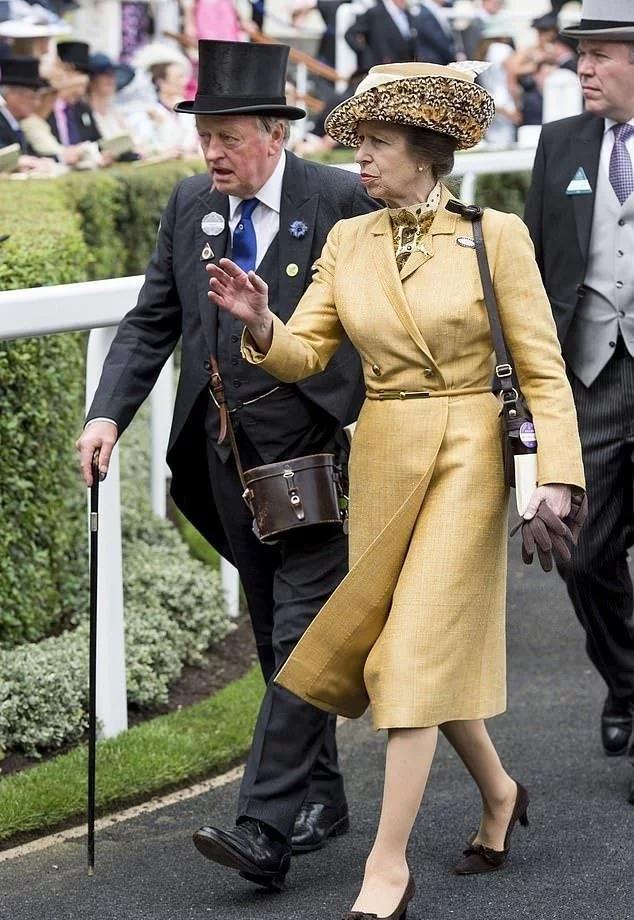 英国女王最宠爱的女儿过70大寿 一件衣服穿30多年 却讨厌戴安娜 腾讯新闻