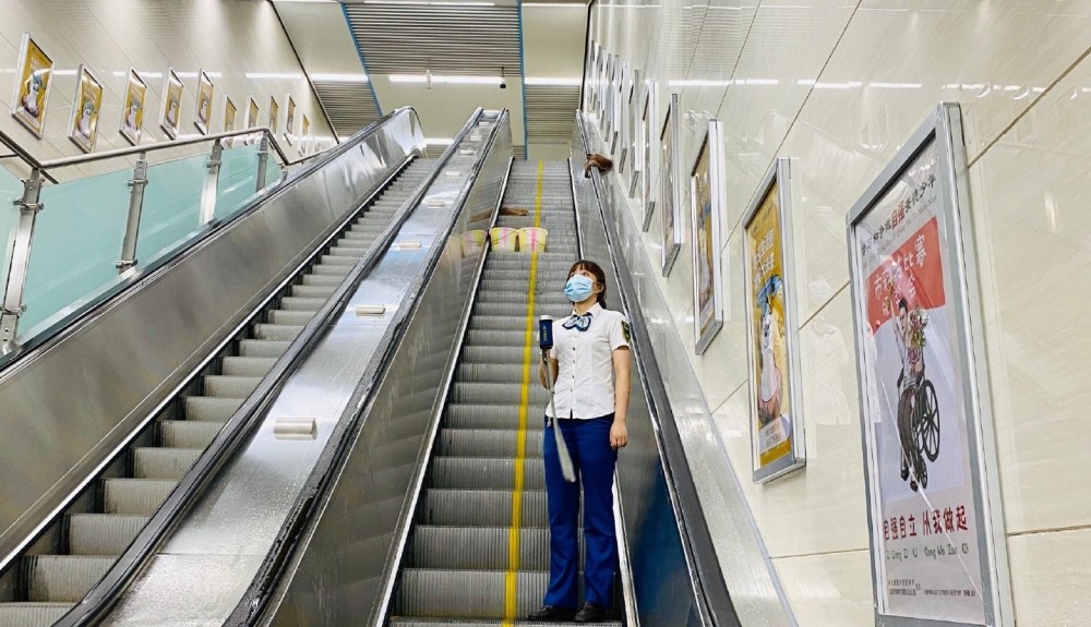 受暴雨影响成都地铁部分电扶梯直升梯暂停使用