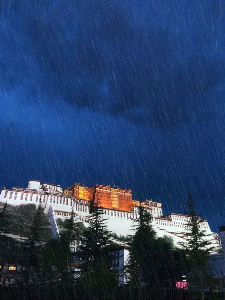 下雨时,会有种恍惚感,你推开窗,看着窗外被雨淋湿了的拉萨城,觉得格外