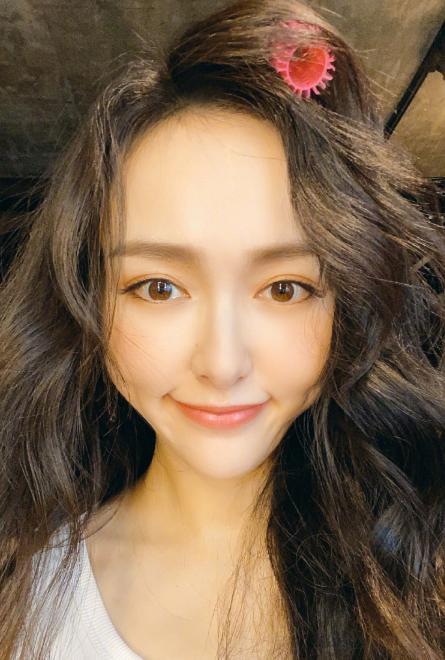 唐嫣罕晒自拍照,大波浪披散少女感十足,却被质疑尖下巴能戳地