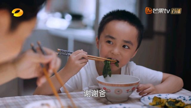 三个孩子都很可怜,但我觉得最让人心疼的是子秋,尤其是小时候的子秋