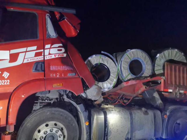 惊险诸永高速公路上三车追尾钢卷从车头滚到驾驶室