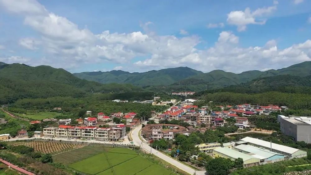 从龙海市榜山镇普边村往西南方向走,大约十公里就到达双第农场.