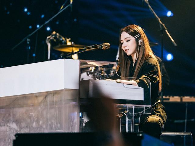 欧阳娜娜:十四,五岁时曾去听邓紫棋的演唱会,开始认识流行音乐