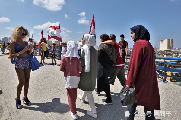 爆炸现场|要脸吗？女子穿运动胸罩 在贝鲁特爆炸现场欢乐拍照留影