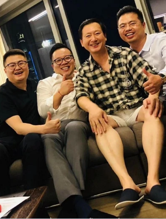 郑爽|郑爽近照曝光，素颜出镜又瘦了，发际线过秃被指：像光头在戴假发