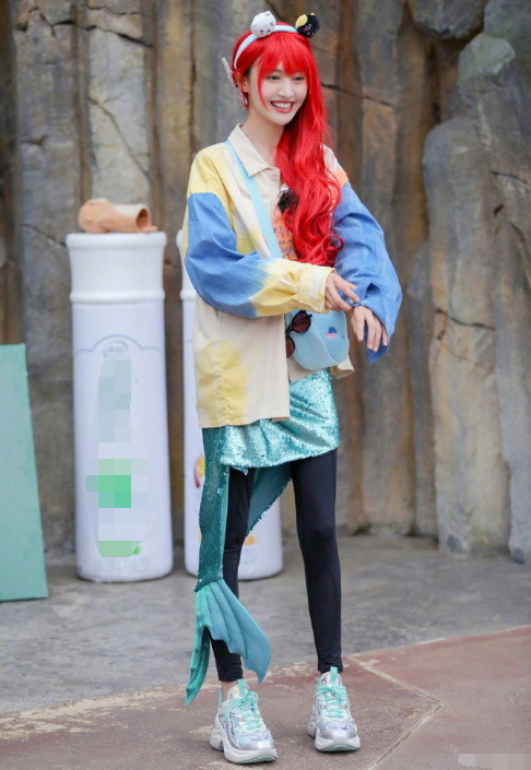 郑爽|郑爽近照曝光，素颜出镜又瘦了，发际线过秃被指：像光头在戴假发