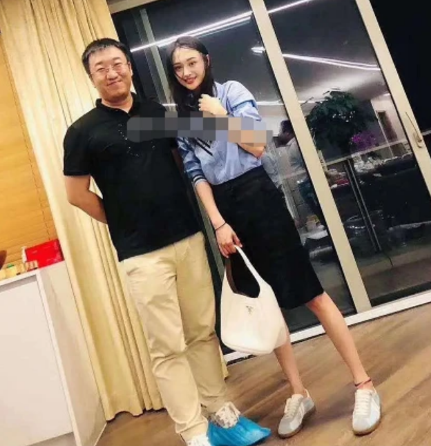 郑爽|郑爽近照曝光，素颜出镜又瘦了，发际线过秃被指：像光头在戴假发