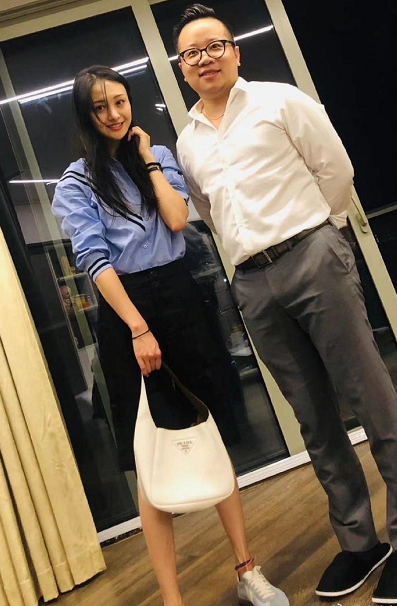 郑爽|郑爽近照曝光，素颜出镜又瘦了，发际线过秃被指：像光头在戴假发