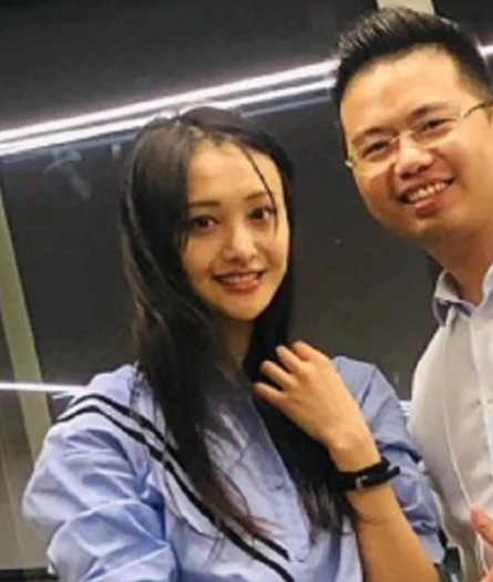 郑爽|郑爽近照曝光，素颜出镜又瘦了，发际线过秃被指：像光头在戴假发