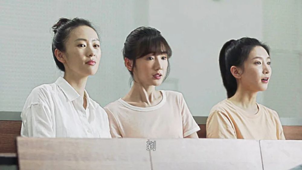 (三人重回到大学校园)"哪个年龄不慌张",我们不要这样焦虑,并不是三十