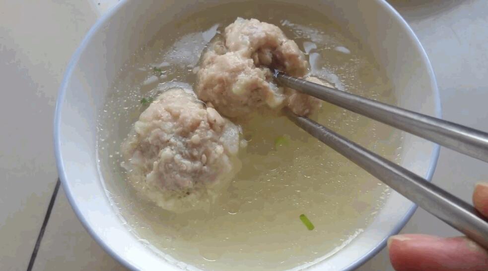 吊汤只要多加一个调料,就可以做出汤汁清澈味道醇厚的汤底