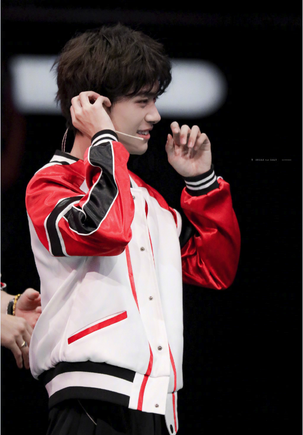 易烊千玺|易烊千玺电竞首秀，带你玩转王者荣耀，太精彩了！