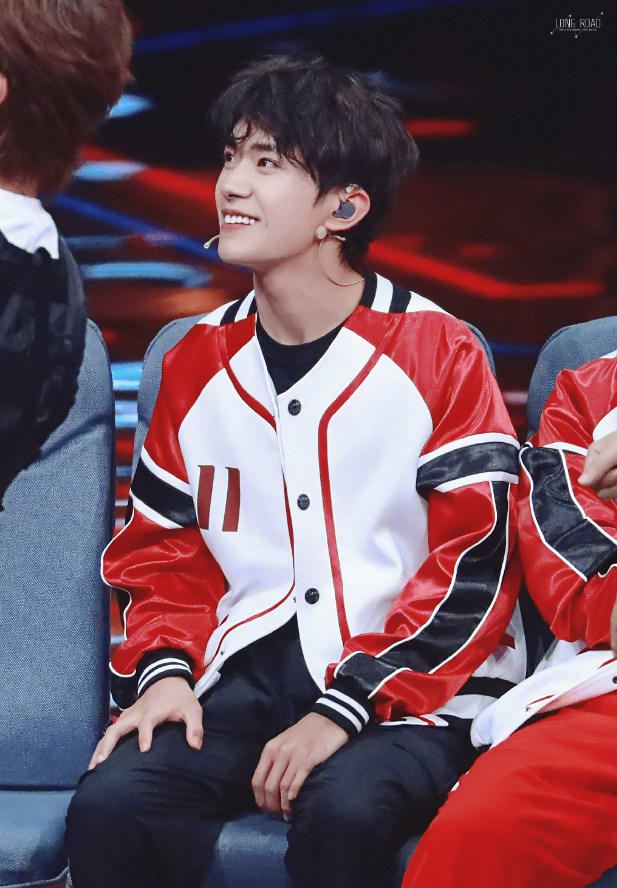 易烊千玺|易烊千玺电竞首秀，带你玩转王者荣耀，太精彩了！