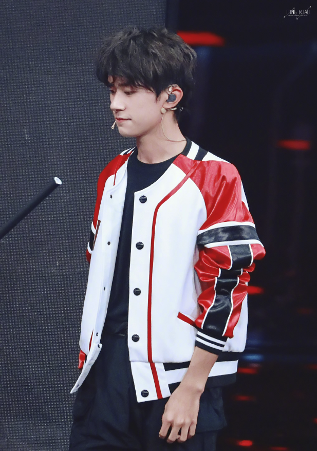 易烊千玺|易烊千玺电竞首秀，带你玩转王者荣耀，太精彩了！