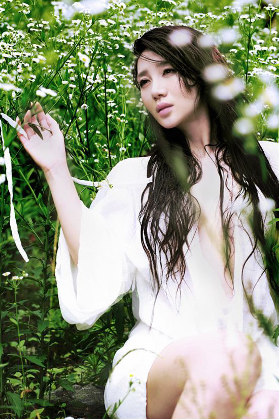 进入文工团担任舞蹈演员,起初,父亲不同意她去艺校学习舞蹈,阿朵用