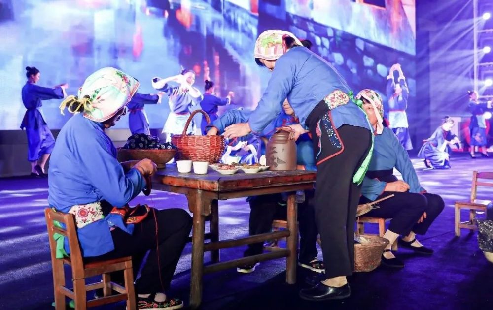 到了周庄就要来一杯 " 阿婆茶 "  台上的妇人们演绎着聚在一起边吃茶