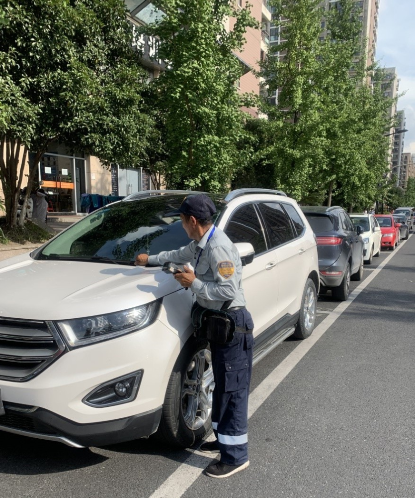 致敬烈日高温下的停车收费员们