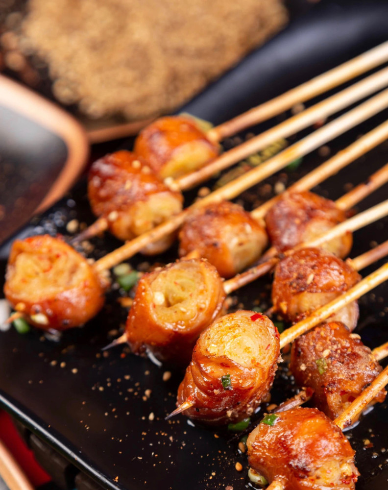 陈赫孙艺洲现身西安这家卤味烧烤 现场网红粉丝总量超十亿