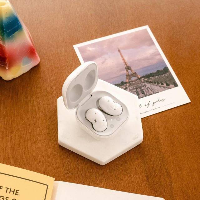 小巧的外观强大的功能galaxybudslive主动降噪耳机