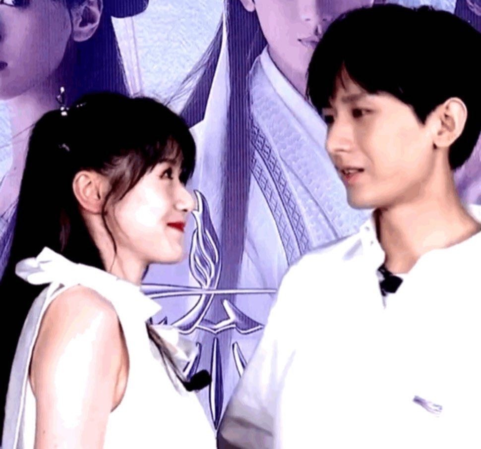 袁冰妍|袁冰妍亲成毅，两人直播撒糖，还原司凤璇玑名场面太甜了