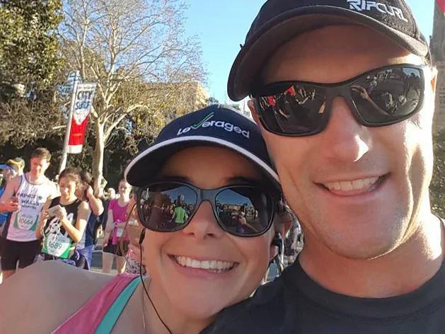 鲨鱼|真爱！冲浪惨被3米大白鲨袭击，美国男子见状，暴揍鲨鱼头救出爱妻