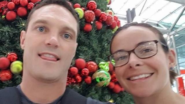 鲨鱼|真爱！冲浪惨被3米大白鲨袭击，美国男子见状，暴揍鲨鱼头救出爱妻