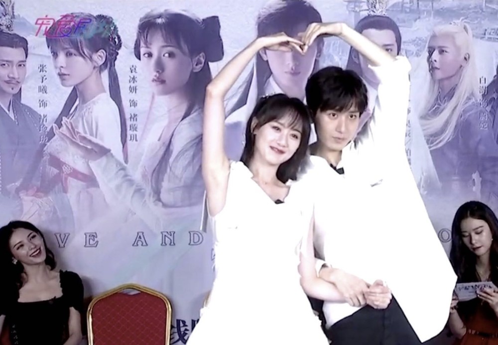 袁冰妍|袁冰妍亲成毅，两人直播撒糖，还原司凤璇玑名场面太甜了