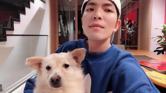 狗狗|萧敬腾豪宅内抱狗玩耍，与狗狗拥抱嘴对嘴接吻太亲密引热议