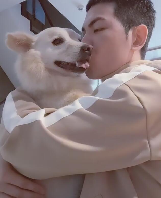 狗狗|萧敬腾豪宅内抱狗玩耍，与狗狗拥抱嘴对嘴接吻太亲密引热议