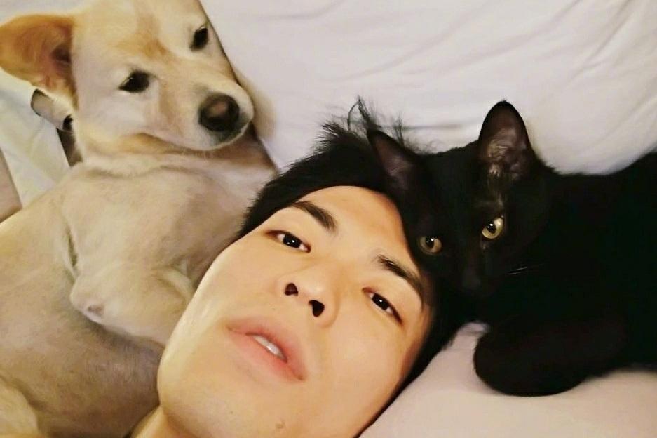 狗狗|萧敬腾豪宅内抱狗玩耍，与狗狗拥抱嘴对嘴接吻太亲密引热议