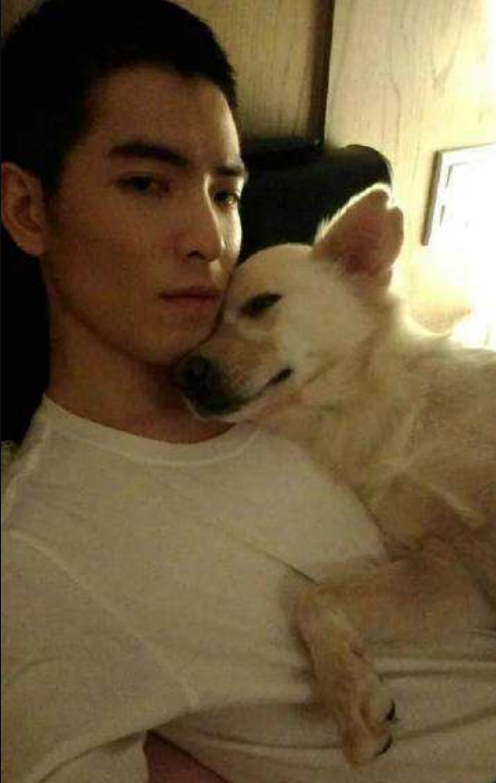 狗狗|萧敬腾豪宅内抱狗玩耍，与狗狗拥抱嘴对嘴接吻太亲密引热议