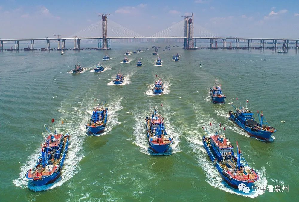 壮观休渔结束蟳埔渔船乘风破浪驶出泉州湾