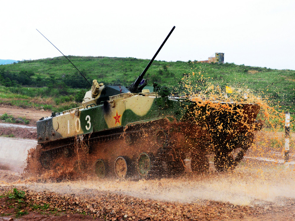 03式空降战车只能防御127毫米重机枪面对敌方坦克该如何突围