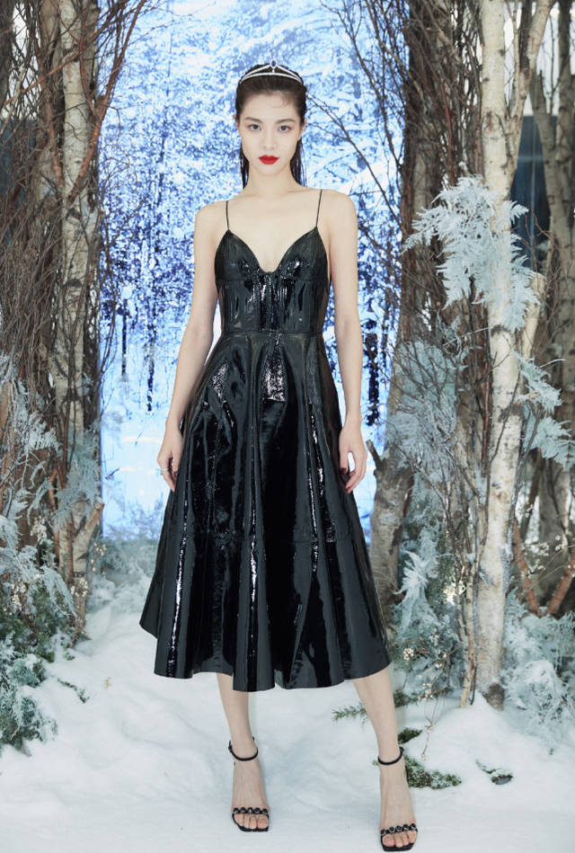 袁维娅气质不同凡响,穿吊带连衣裙开高叉,健美身材超有欧美范