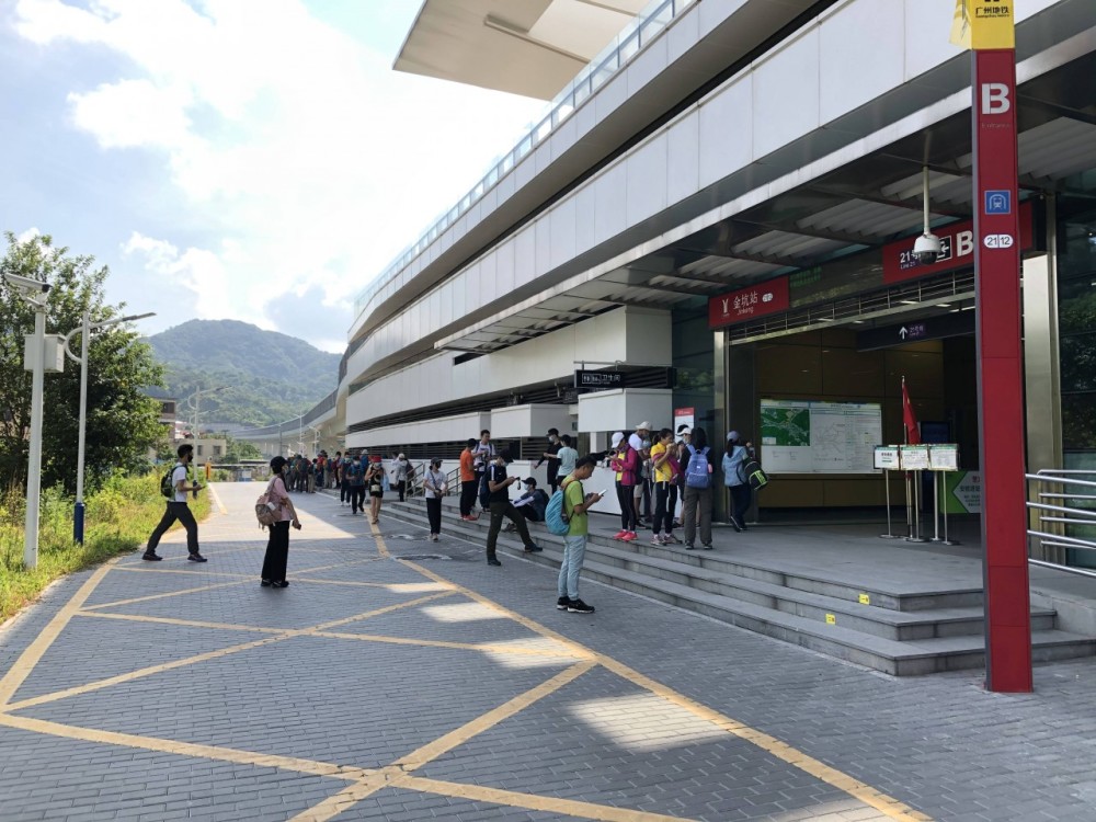 我们在金坑地铁站b出口集合(有洗手间),到达集合地点时,地铁口已经聚