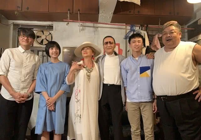 谢贤|谢贤豪宅庆祝84岁大寿，消瘦不少，与朋友合照戴墨镜袖套遮皱纹