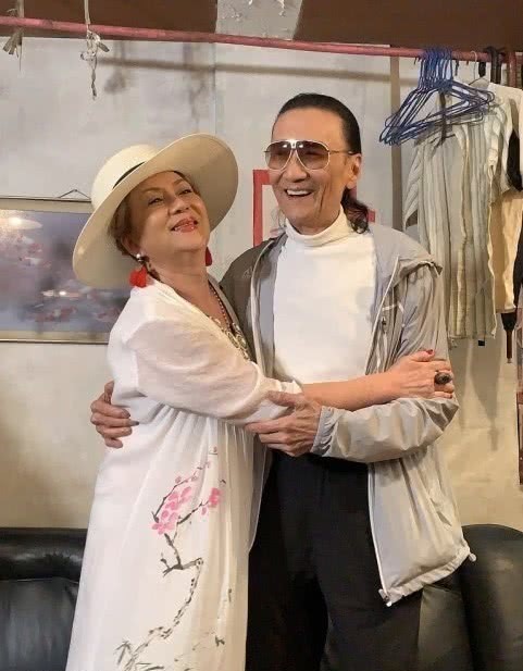 谢贤|谢贤豪宅庆祝84岁大寿，消瘦不少，与朋友合照戴墨镜袖套遮皱纹