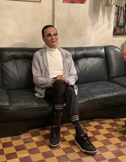 谢贤|谢贤豪宅庆祝84岁大寿，消瘦不少，与朋友合照戴墨镜袖套遮皱纹