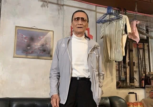 谢贤|谢贤豪宅庆祝84岁大寿，消瘦不少，与朋友合照戴墨镜袖套遮皱纹