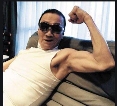 谢贤|谢贤豪宅庆祝84岁大寿，消瘦不少，与朋友合照戴墨镜袖套遮皱纹