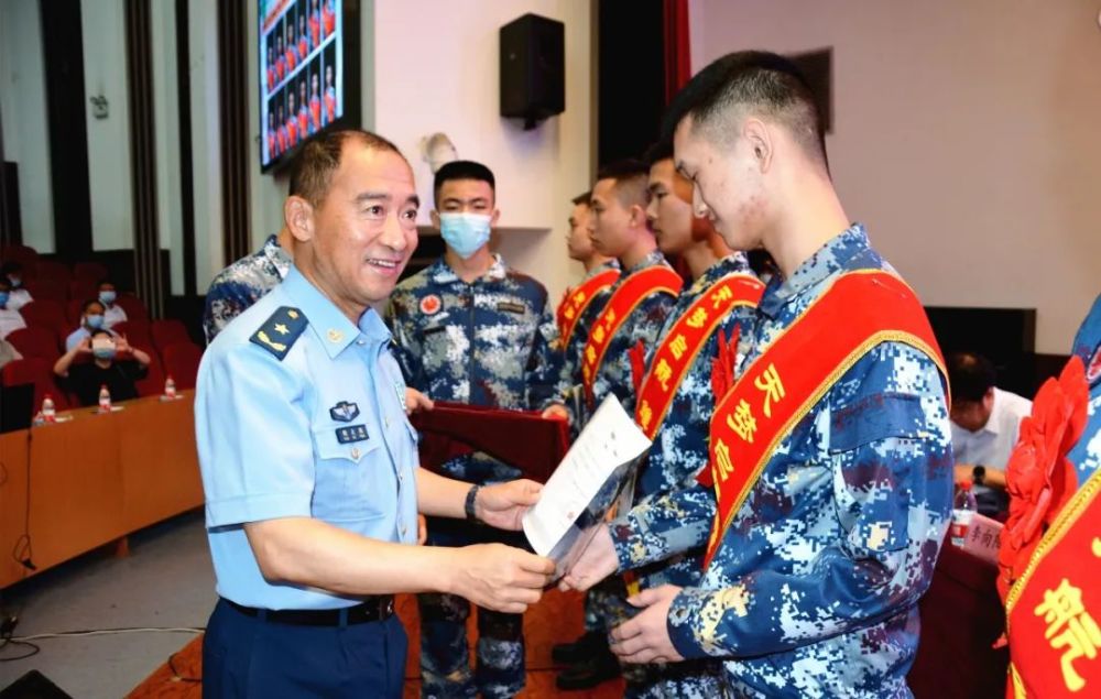 ▼为同学们颁发录取通知书西部战区空军政治工作部主任陶大鹏少将有42