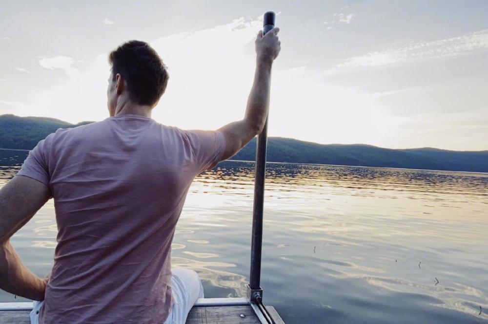 许婧|许婧高调晒男友背影照，湖边泛舟悠然自在，尽情享受二人世界