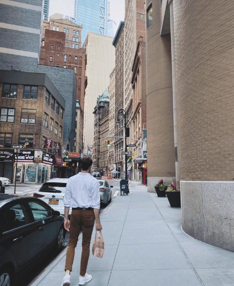 许婧|许婧高调晒男友背影照，湖边泛舟悠然自在，尽情享受二人世界