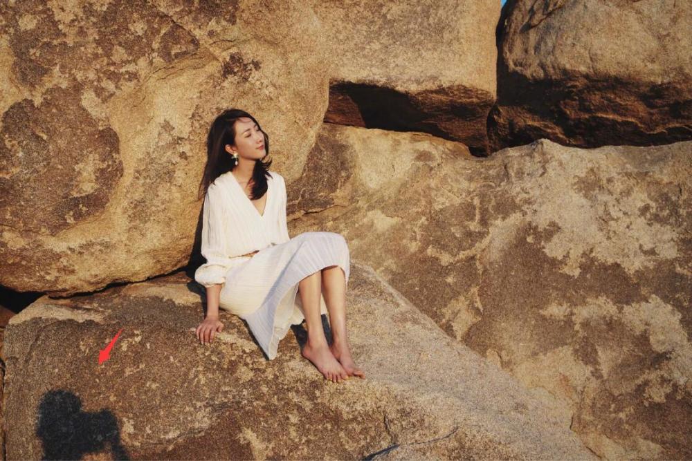 许婧|许婧高调晒男友背影照，湖边泛舟悠然自在，尽情享受二人世界