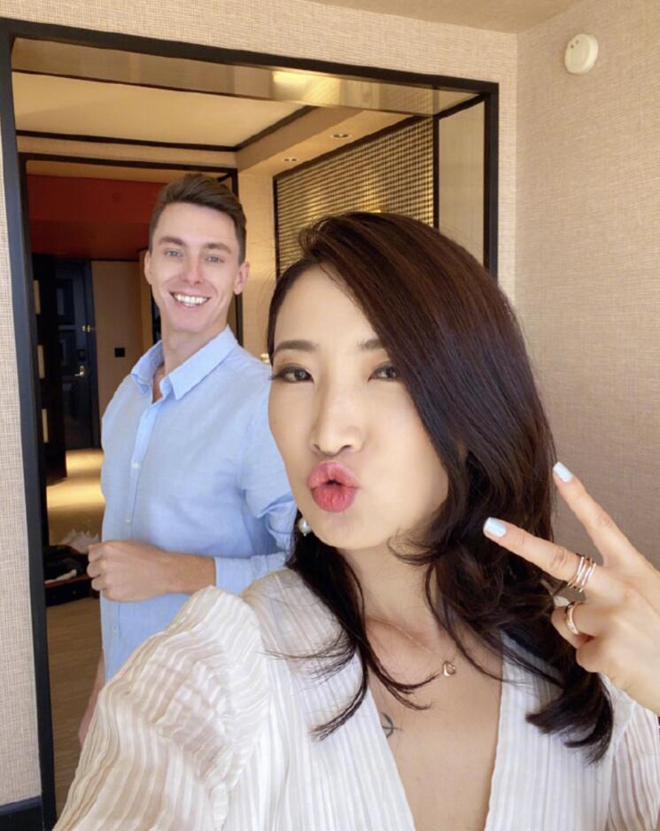 许婧|许婧高调晒男友背影照，湖边泛舟悠然自在，尽情享受二人世界