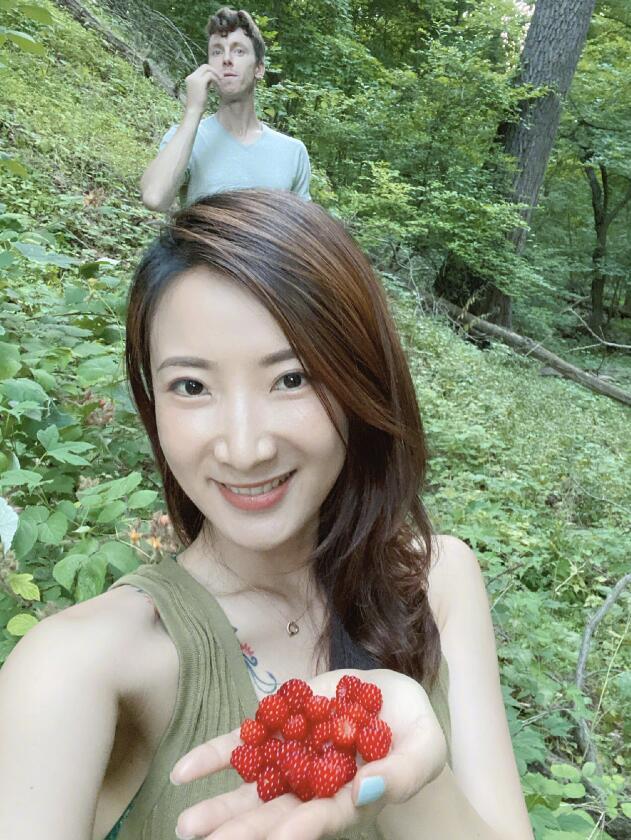 许婧|许婧高调晒男友背影照，湖边泛舟悠然自在，尽情享受二人世界